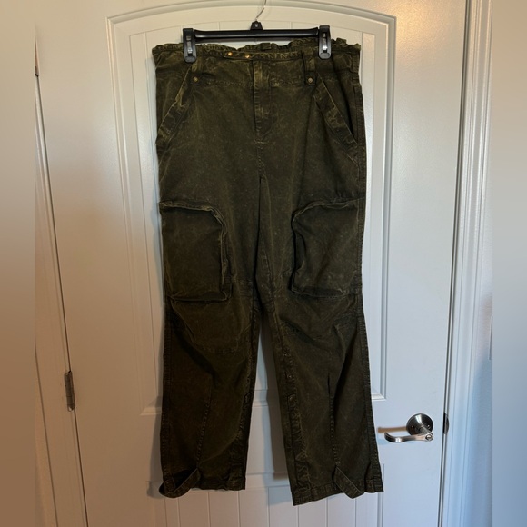 We the Free Rare Can’t Compare Green Slouch Zip Pocket Cargo Pants Size medium